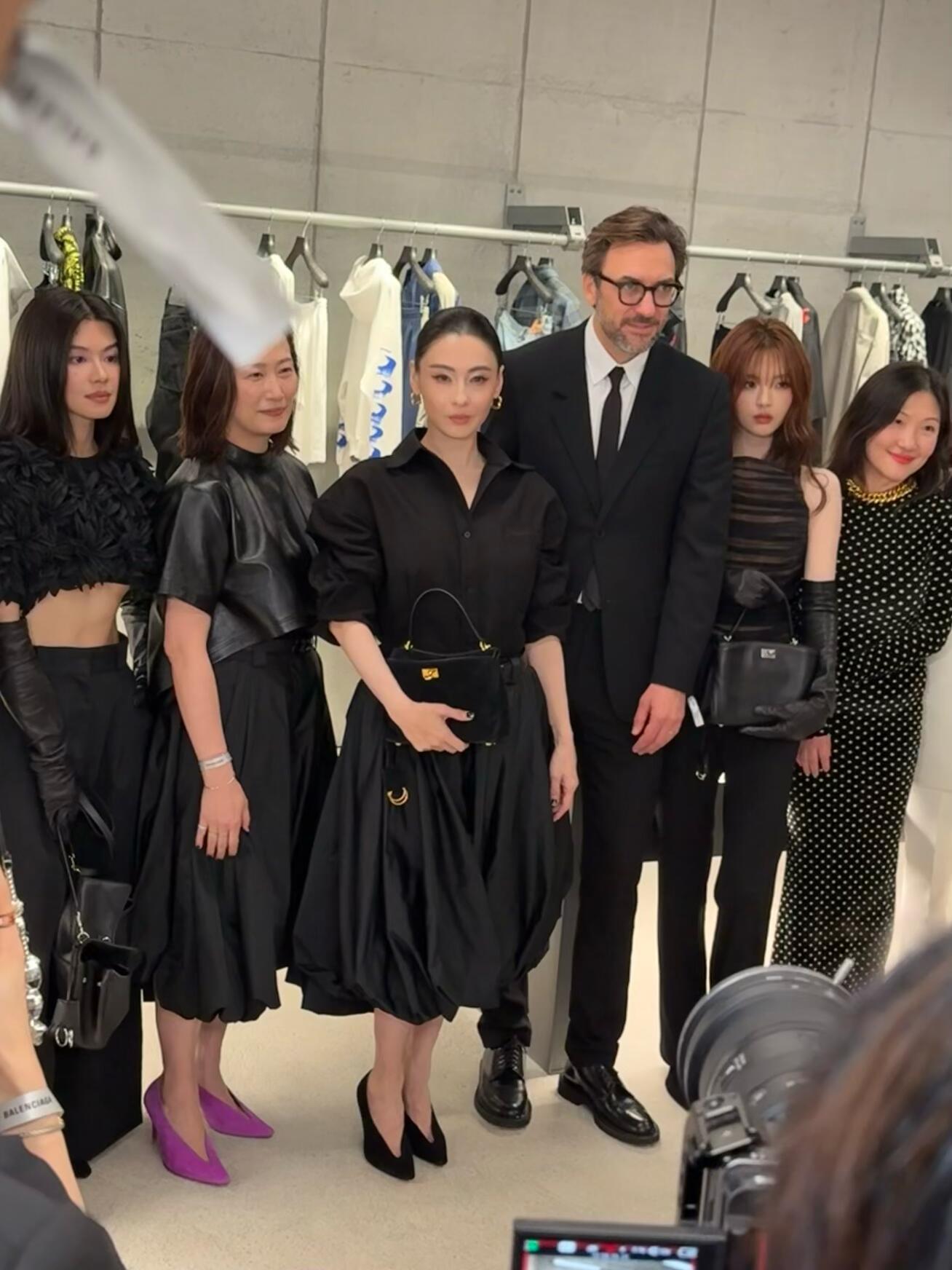 张柏芝、杨超越、展轩众星巴黎世家活动大合影