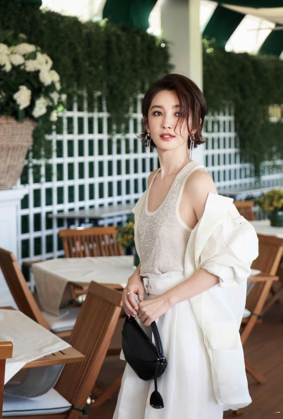 OMG！李冰冰短发也这么美，状态太好了，这套拉夫劳伦也好看，松弛、优雅、美丽！