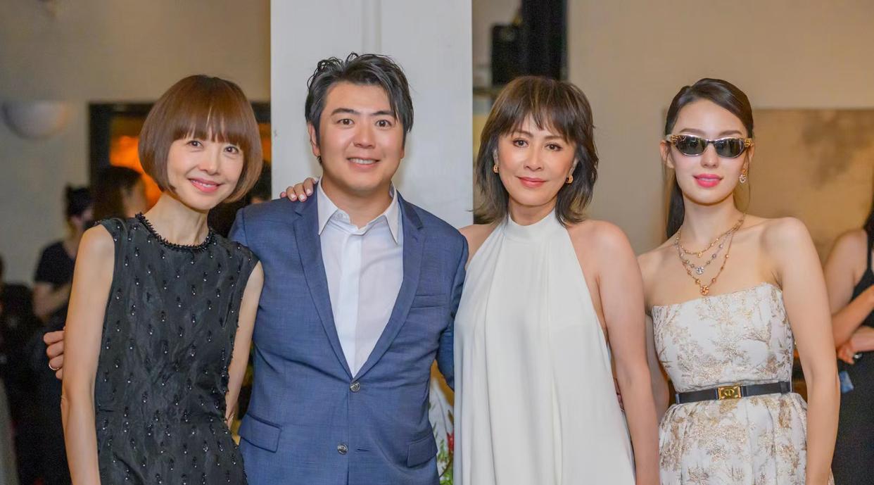 这张照片中，我只认出了身材单薄的陈鲁豫，有些发福的郎朗，风韵犹存的刘嘉玲，最右侧