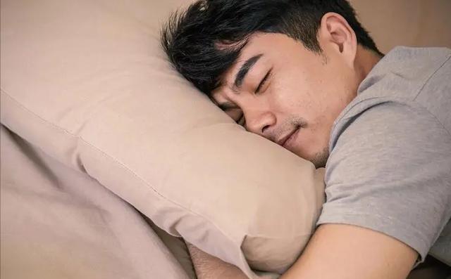 很多老人觉得，睡觉就是休息，只要睡得多就好。可在医生眼中，睡眠方式如果出现问题，