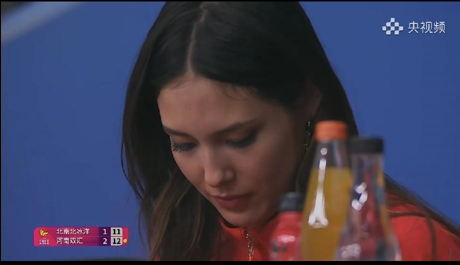 谷爱凌回北京看女排比赛，有点心不在焉，母亲谷燕比她紧张多了!2月28日一大早