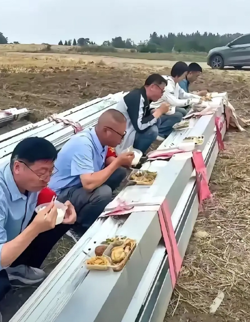 下基层很辛苦，随便吃点