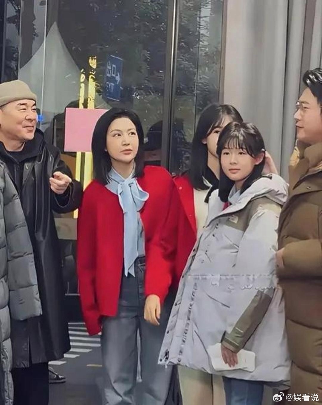 陈建斌看到陆毅的两个姑娘，满脸羡慕藏都藏不住，蒋勤勤也是两眼放光！