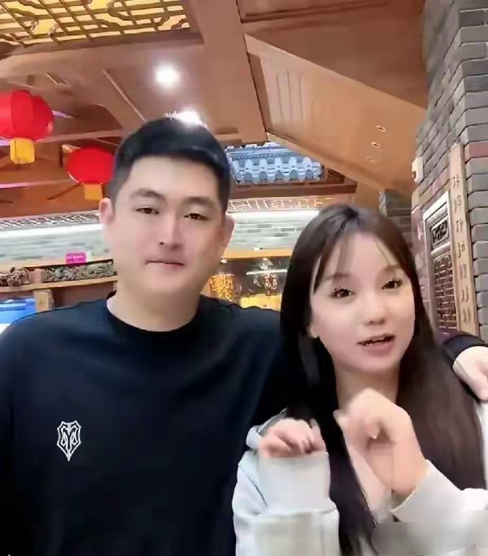 赵本山儿子和女友合影，两人笑容很治愈，女方颜值在线，白白净净​​​