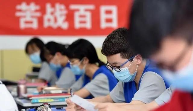 大胆预测，接下来中国社会会发生这几个变化！高考考场外家长攥着冰镇酸梅汤的手微微