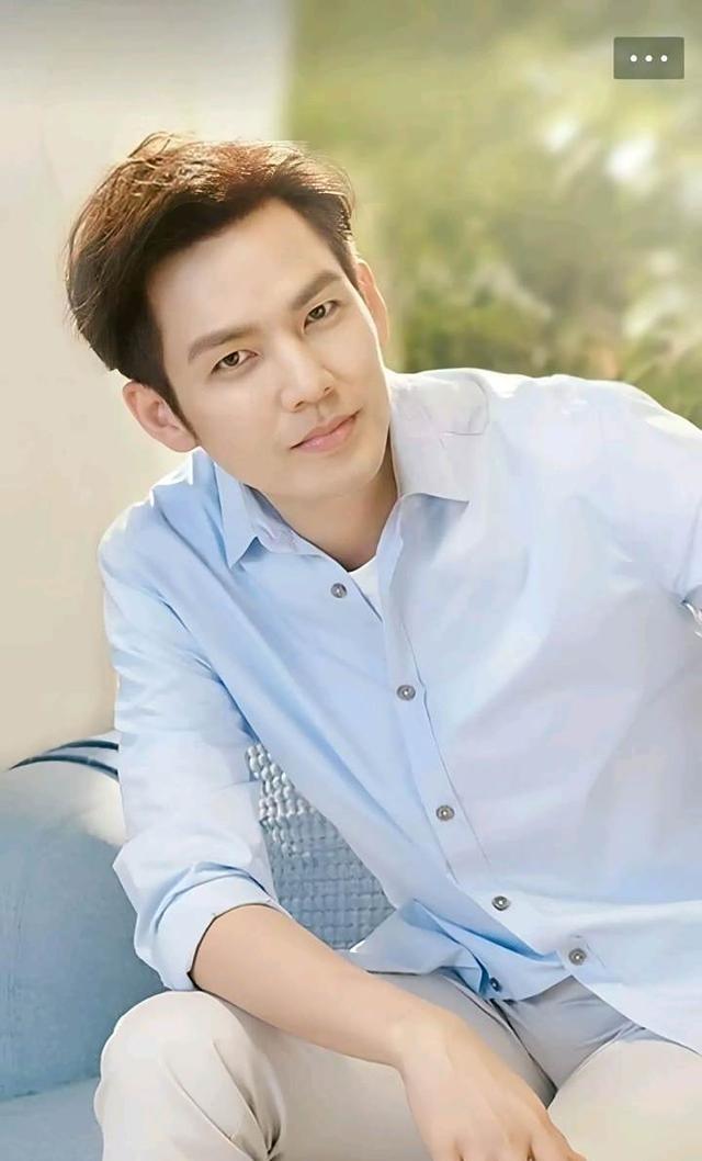 一次，主持人问钟汉良：“你好像永远都年轻，是有什么冻龄秘籍吗？”钟汉良回应：“我