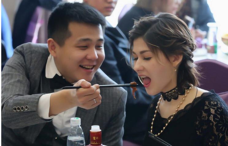 中国男人为什么不愿娶欧洲女孩？2023年春天，北京三里屯的一家咖啡厅里，32