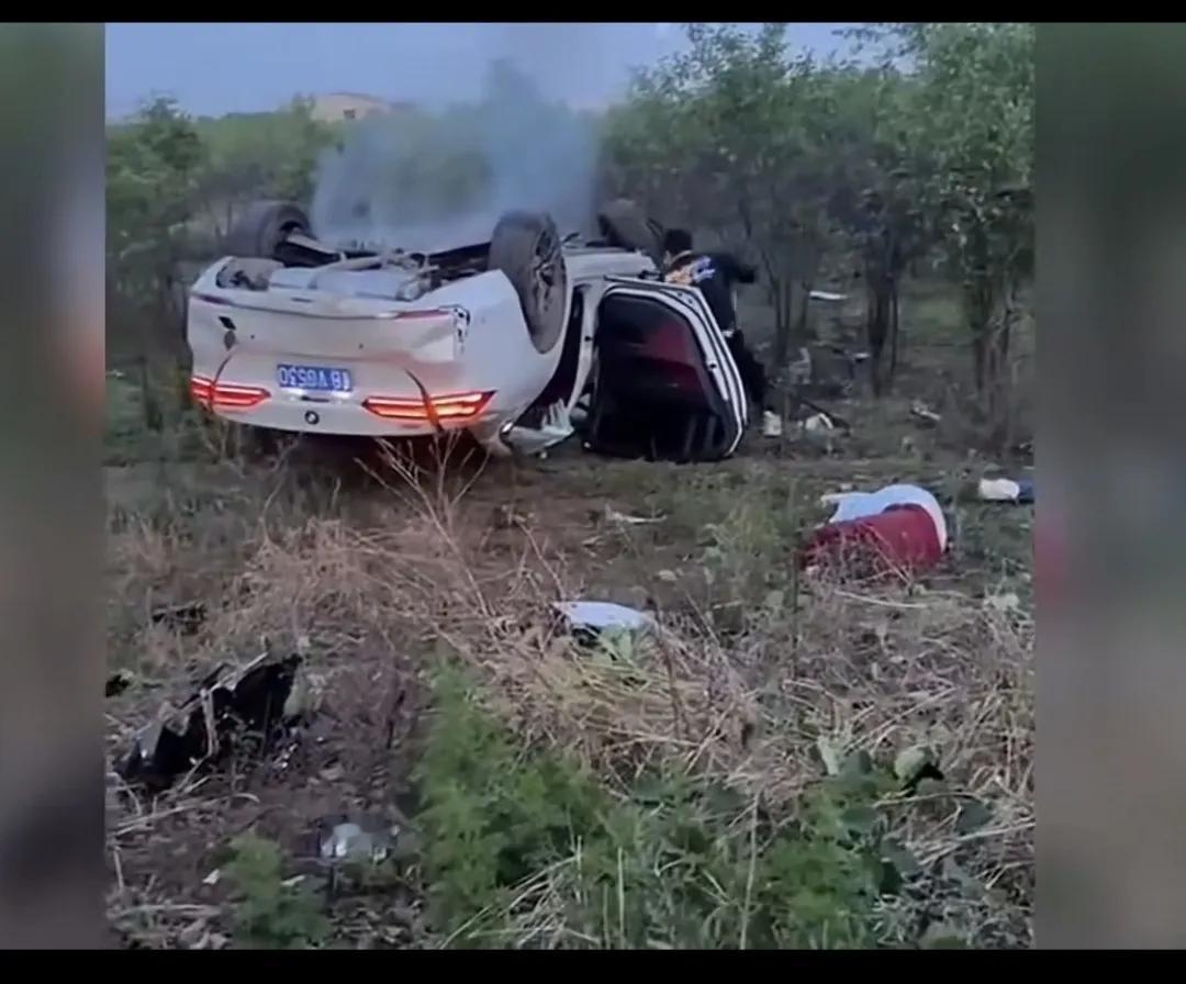 某高速公路，一辆疾驶的白色轿车，忽然失控撞断栏杆,冲下路基，翻了几个跟斗，车头朝