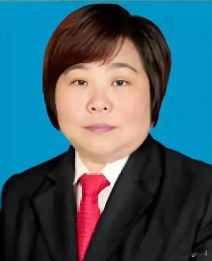 飞流直下三千尺，看似老实藏奸计。口号喊的震天响，落马被查早有迹。李秀华，女