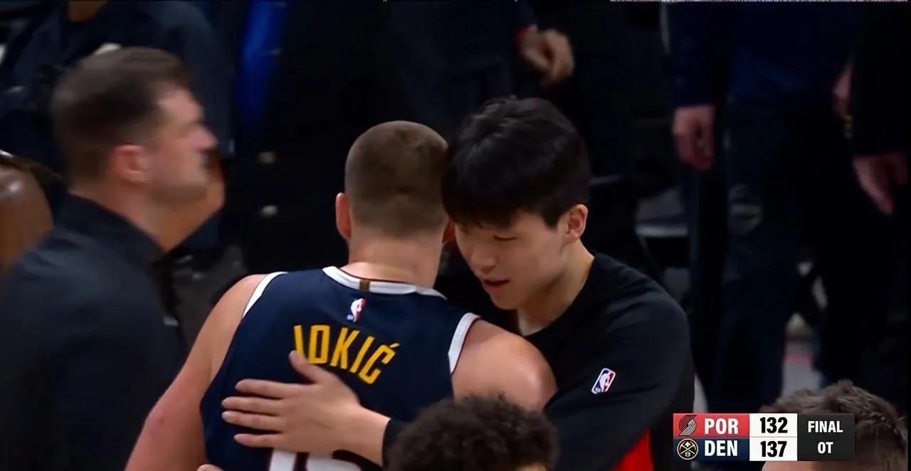 逆战18分+暖心拥抱！约基奇三双掘金加时灭开拓者，赛后一幕看哭中国球迷一场