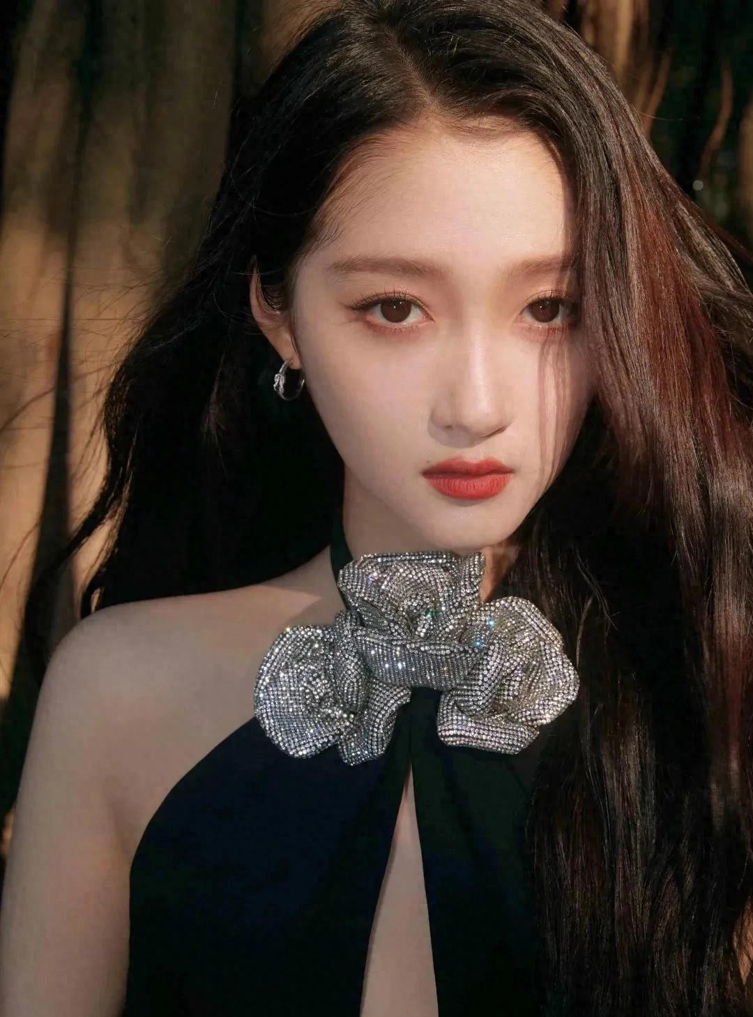 关晓彤，这组妆造对了，尽显长腿优势。