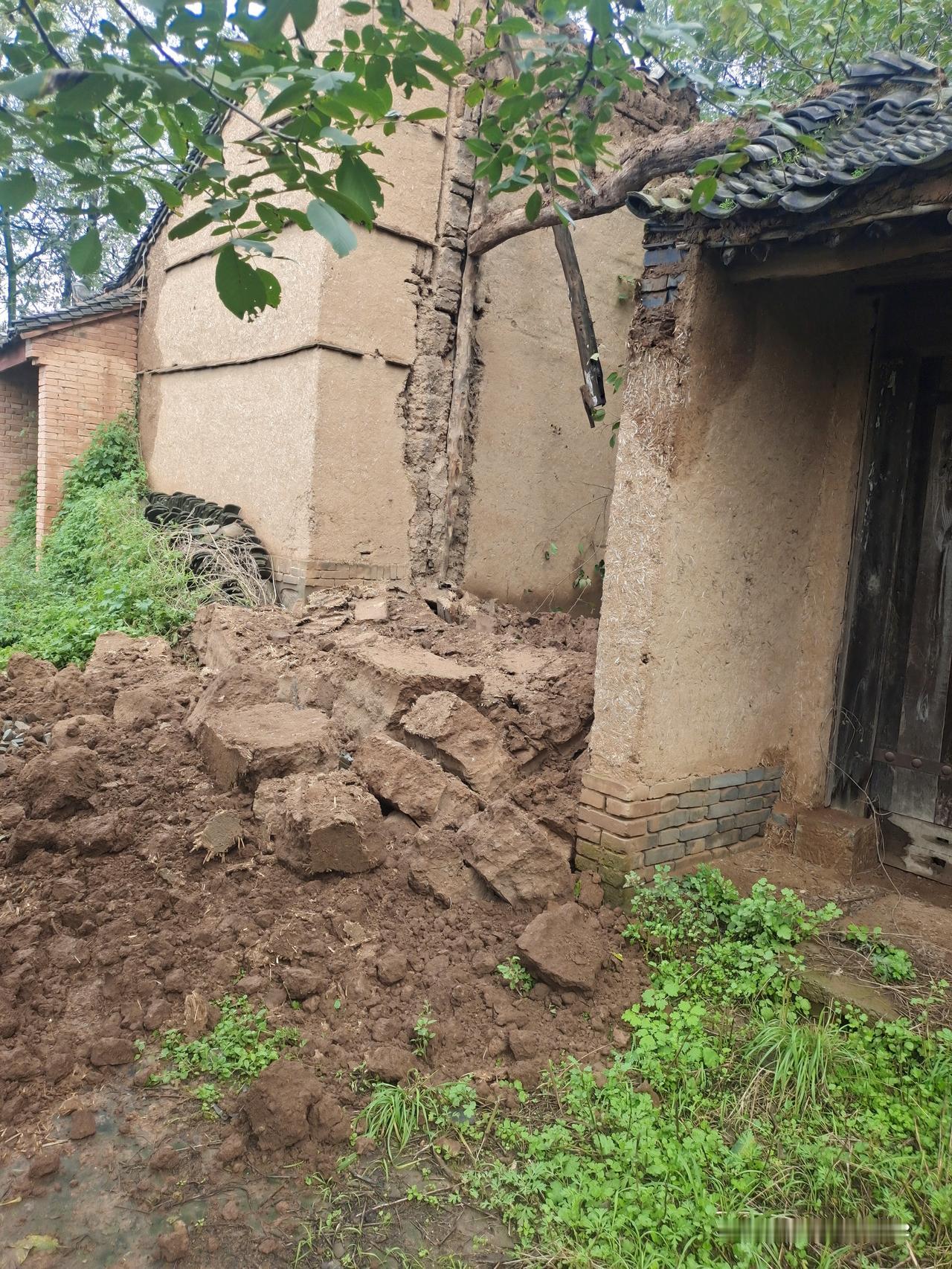 最近一两个月的雨水真是太多了，农村一些没人住的老房子，尤其是土坯房甚至都塌了。