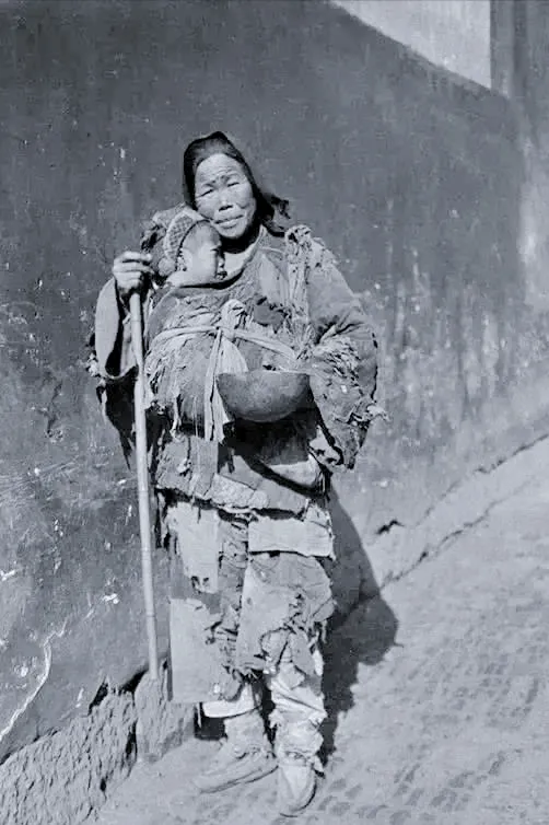 1938年，一个女人抱着一个婴儿在树林里疯狂地逃跑，躲避身后的追兵，敌人就快要追