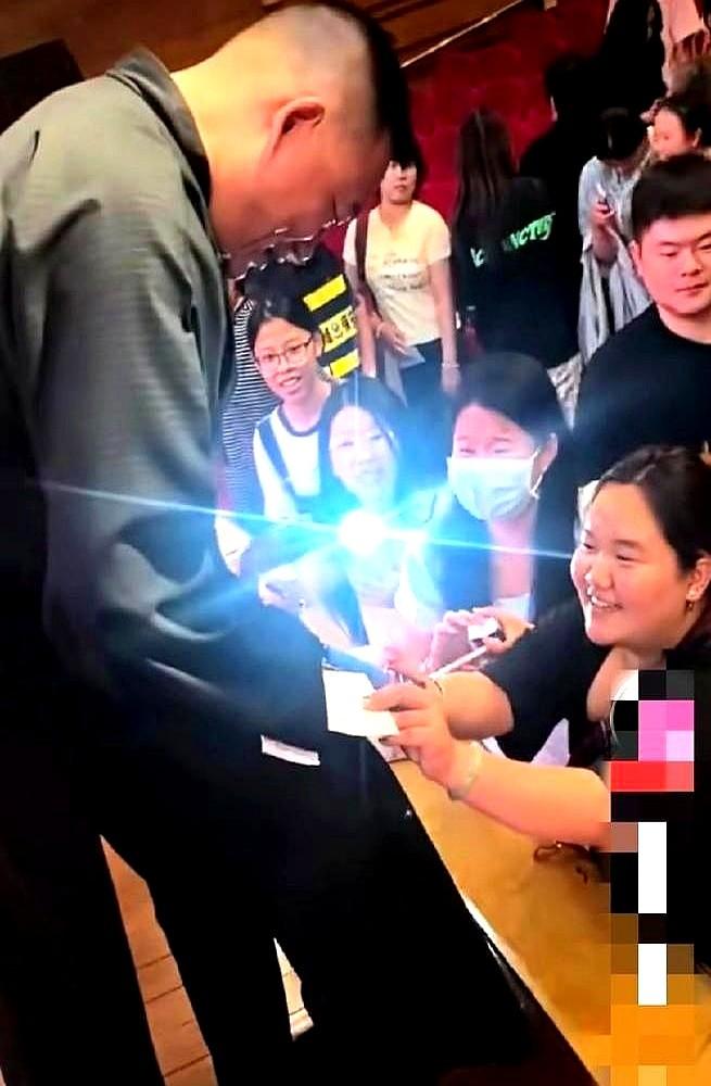德云社这圈子，是真看不懂了。人家姑娘心疼他的裤子，专门递了纸给他垫着签。他