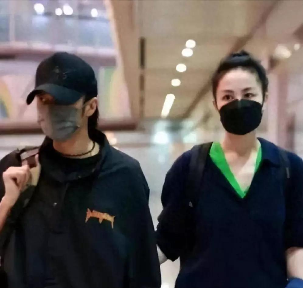 谢霆锋这身高确实有点“硬伤”。之前他绕路接王菲西安行被拍，特意穿了双厚底增高鞋，