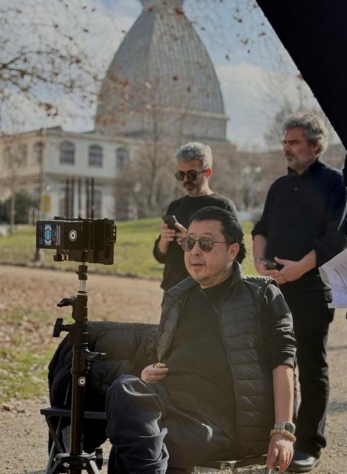 贾樟柯用手机拍完一整部电影，最后全剪了。不是技术不行，是他发现竖屏根本装不下江