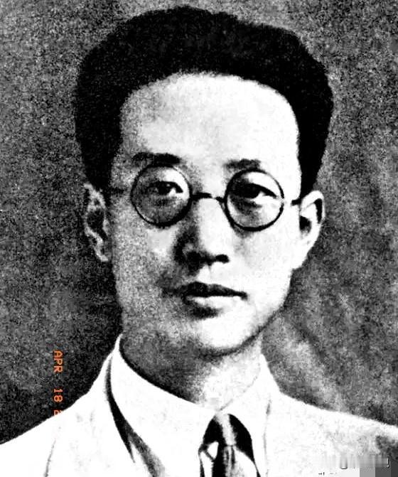 一同参观瞿秋白纪念馆，朋友问道：“瞿秋白相当于什么地位？”淡然一笑：“他是党内极