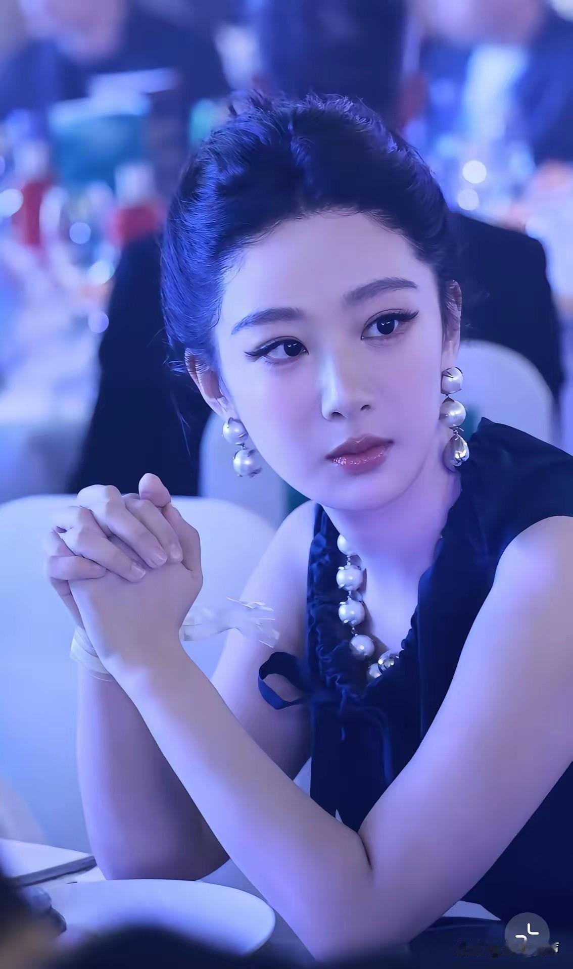 白玉兰晚宴上的杨紫，跟以前完全不同了。不是说她做了医美，而是她现在已经从"小雪"