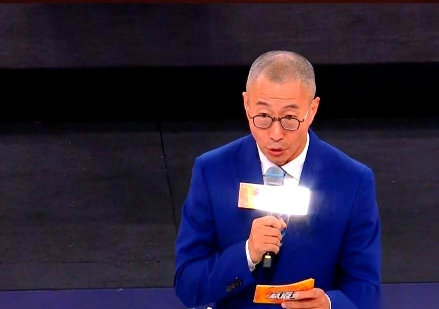 一百万美元。就为这一百万美元。辽宁觉得贵，上海觉得值。结果呢？结果就是人家穿