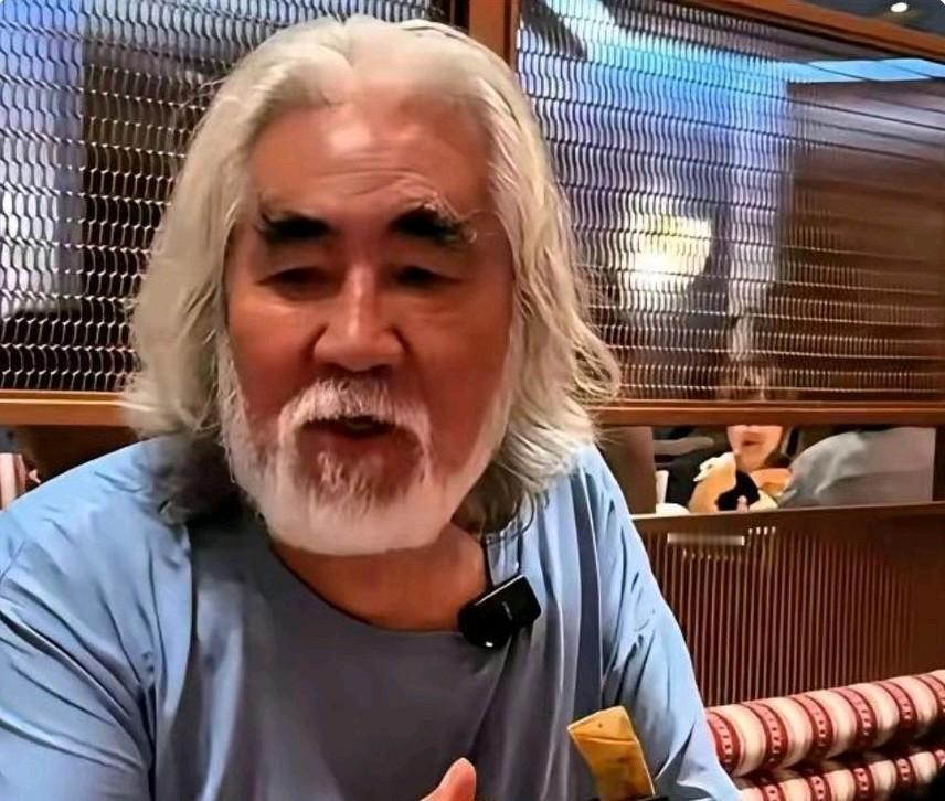 “一股老年味，走路慢”，妻子这话一出，73岁的张纪中果断刮掉蓄了30年的胡子，还