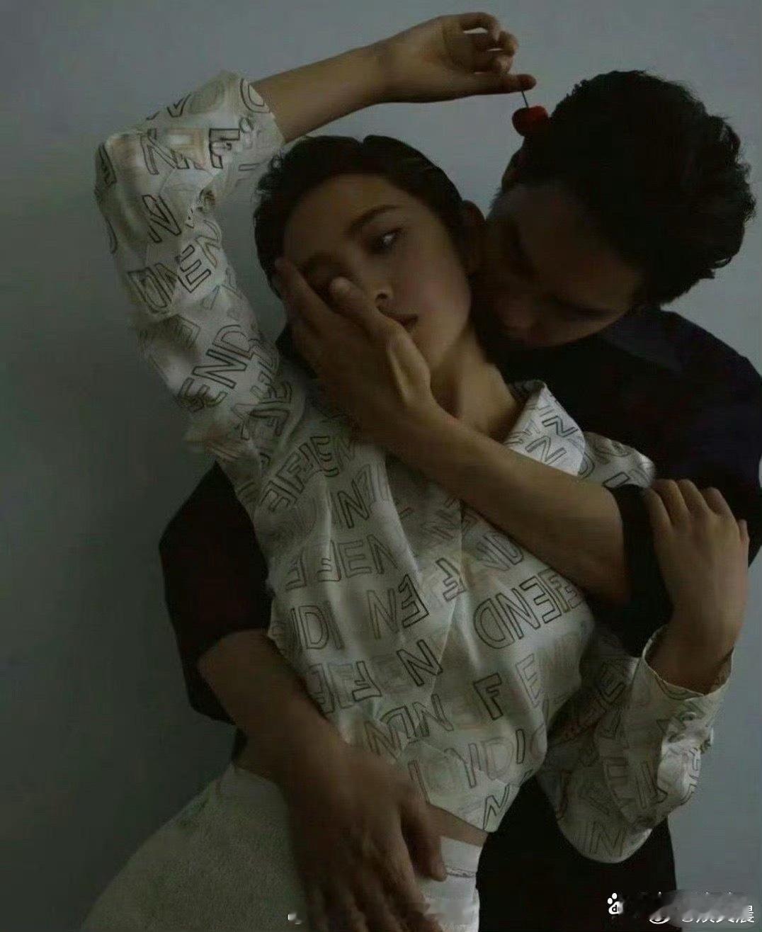 张若昀的手是真的大，唐艺昕的腰又细得惊人，这夫妻俩的身材反差感也太绝了，简直是神