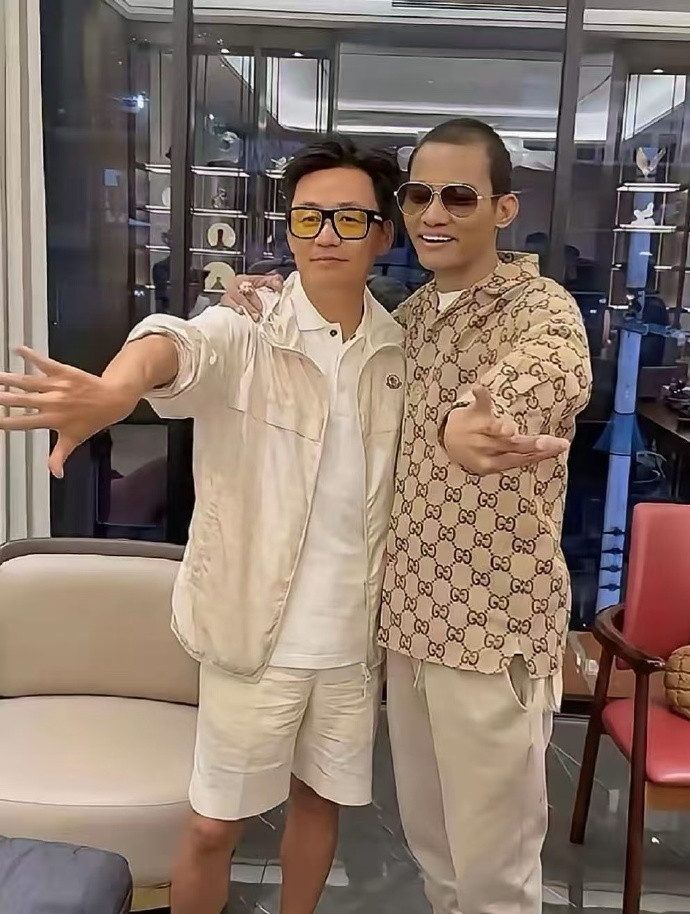 好家伙，差点没认出来。以前老土得很，现在竟时尚起来了！​​​