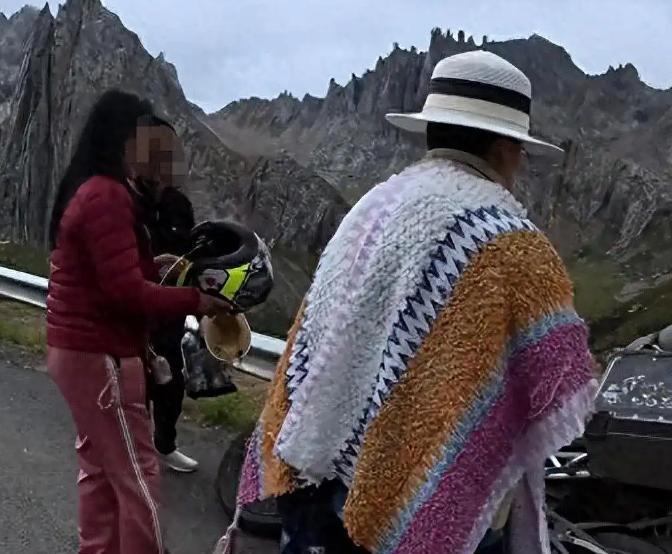 必须严惩！四川，一大妈外出旅游发现路边停着一辆颜值高的摩托车，就不顾路人劝阻坐了