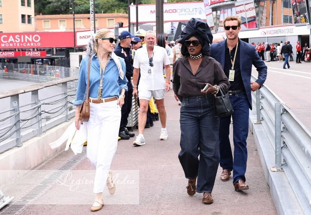 4月25日，摩纳哥卡洛琳公主的次子皮埃尔和次媳碧翠丝观看摩纳哥历史大奖赛，今年是