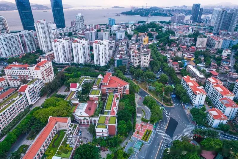 厦门楼市这几年房价降的惨。但是厦门楼市在2021年那一波房价上涨里面，厦门楼市