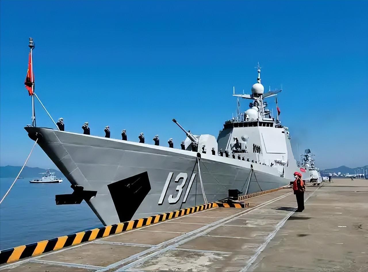 匕首已经抵在了咽喉上。 26日，央视军事披露了一段画面：我军052D型导弹驱