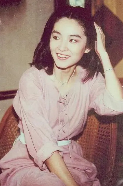 2002年,林青霞正在操持母亲的葬礼，忽然被一声凄厉的叫声惊住：“妈，你不要我了