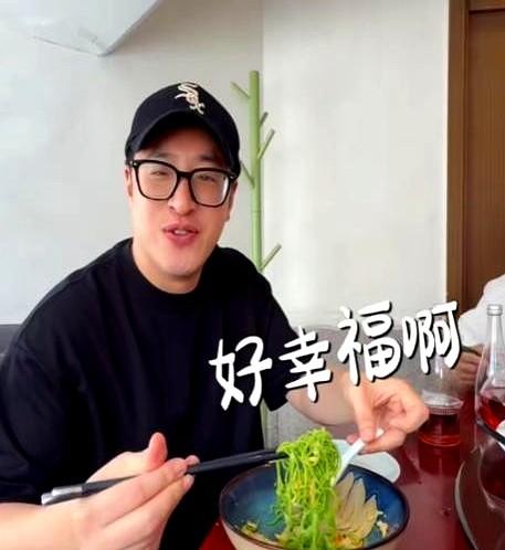 李晨问潘玮柏：“你吃这么多，有没有想过当一个厨师？”潘玮柏说不想当厨师是怕没