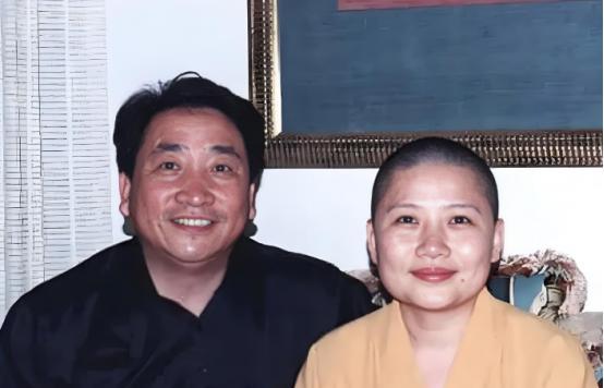 2000年，姜昆在国外偶遇到已经出家的李娜，出于好奇，也是惋惜，便询问起李娜出家