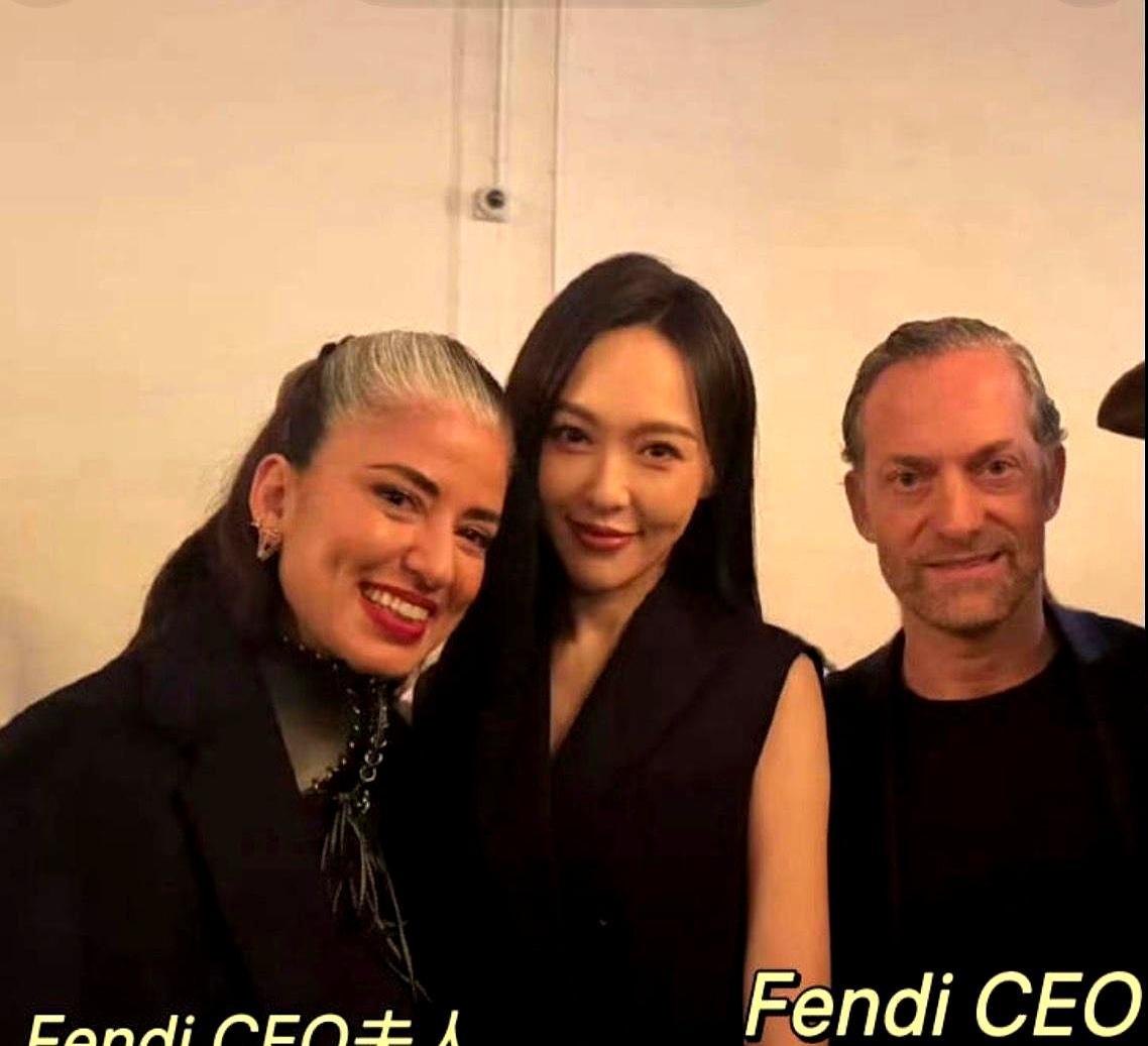 同样是去欧洲看秀，有人把自己活成摆在橱窗里的青花瓷，有人却当众把脸埋进外国男人的