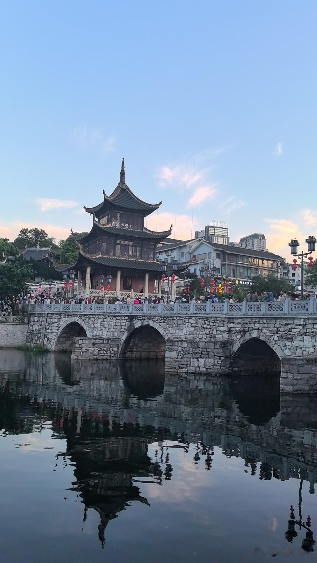关于贵阳肠旺面的一个小故事去过贵阳的花溪公园，也去过成都的百花潭公园，这两个