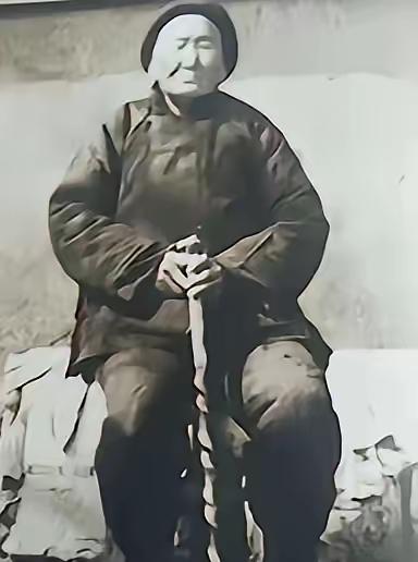 1941年，一位老妇人请“汉奸”侄子吃饭，突然压低声音道“孩子，给我弄300发子