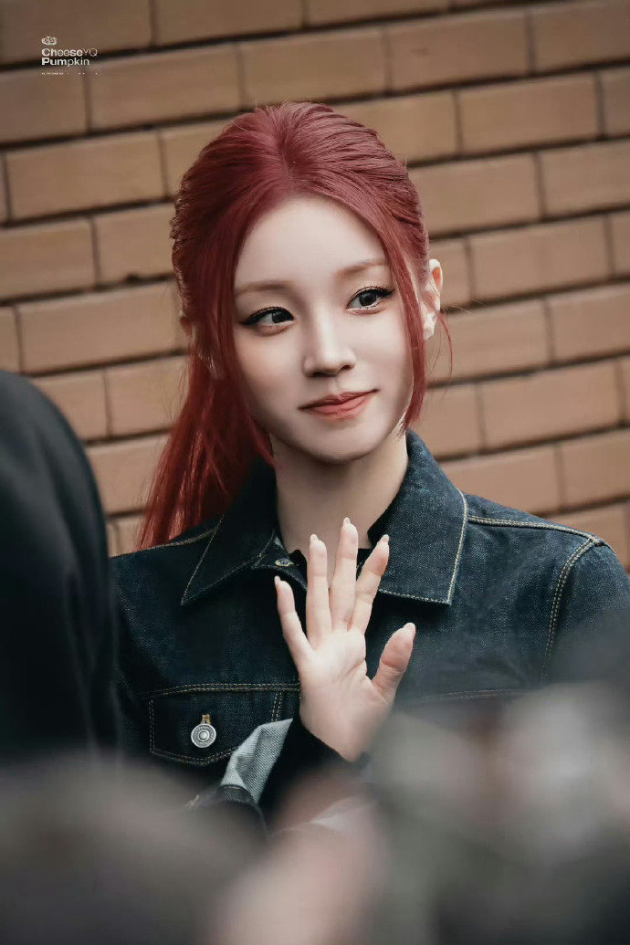 宋雨琦红发低马尾造型宋雨琦红发马尾看秀造型红发低马尾好美！