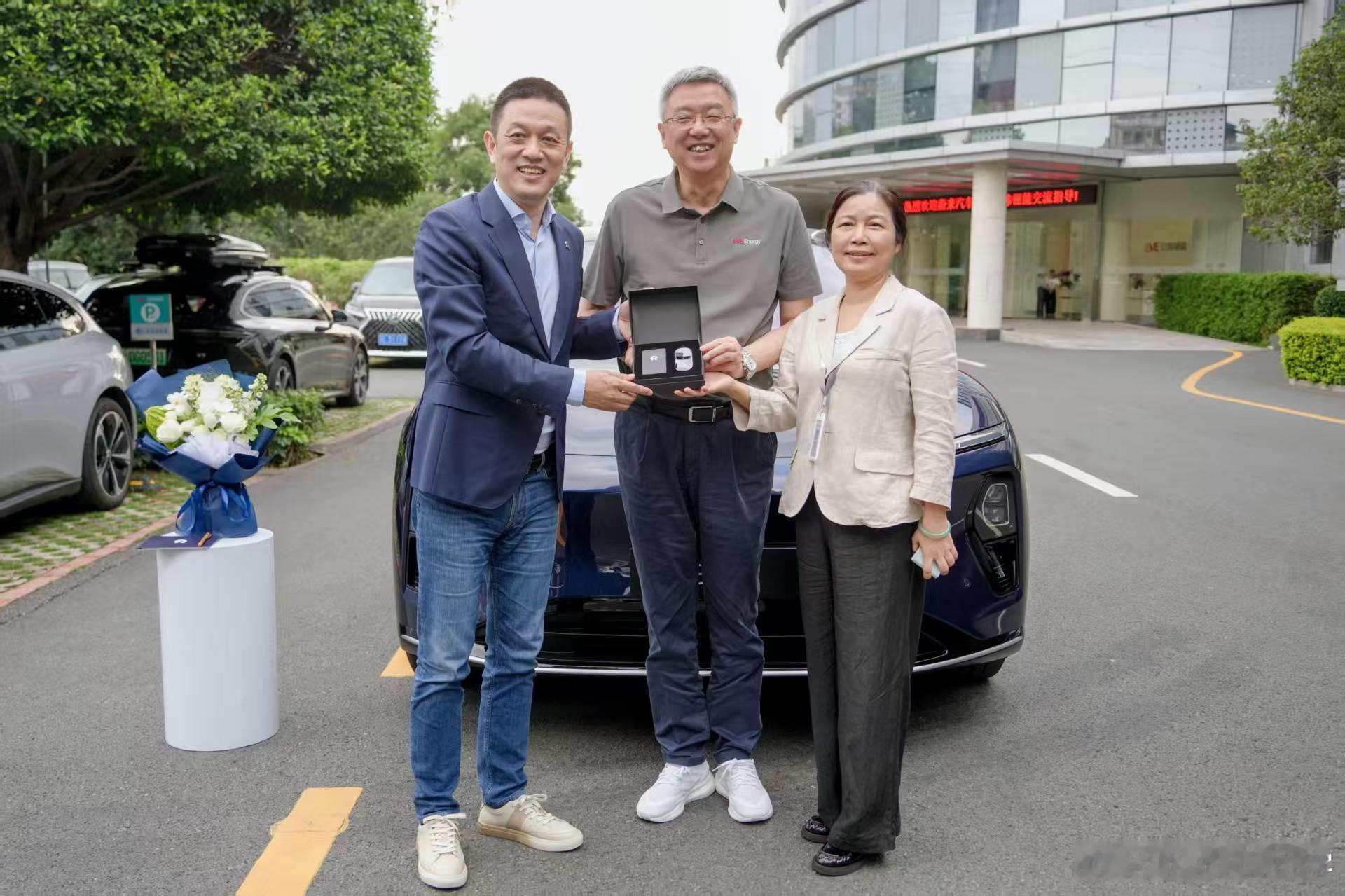 亿纬锂能董事长刘金成博士提车蔚来ET9了，看来电池制造的头部企业老大，人手一辆e