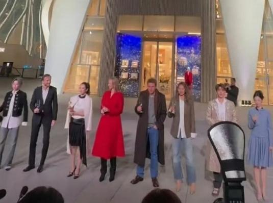 居然还有人质疑邓为现在的咖位为什么迪奥给他的待遇这么好，这就是邓为实力的体现啊剪