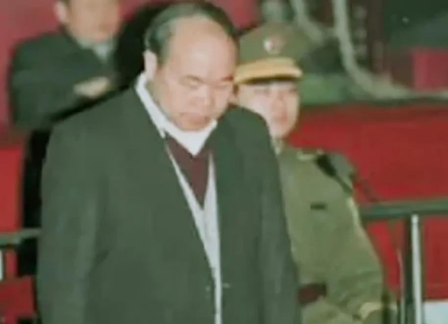 2000年3月6日，死刑犯胡长清获准在看守所会见妻子最后一面，这时胡长清愧疚的向