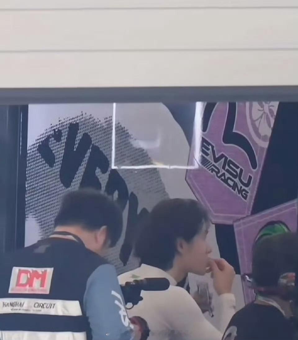 我要尝尝这个零食[doge]为什么一夜之间多了很多零食店💚王一博​​​