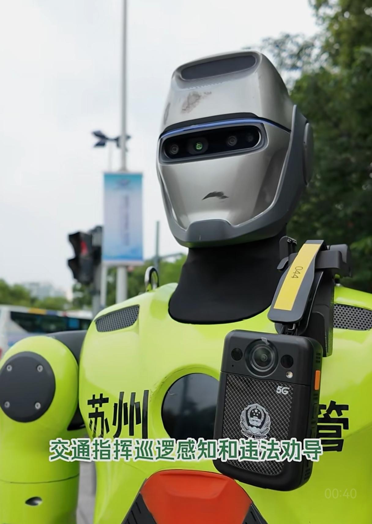 苏州不愧为最强地级市，街头都有机器人交警执勤了，画风新奇又有趣。曾经路口执