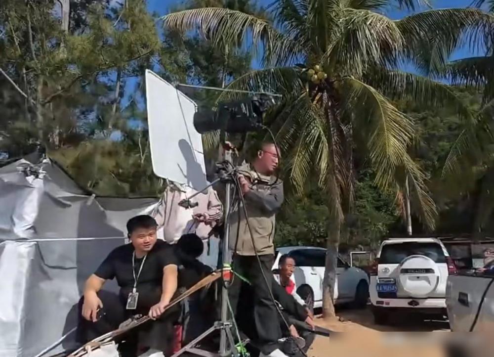 1月3日，杨紫《玉兰花开君再来》路透！皮卡拉着老爷车，杨紫身穿白裙，梳着中分卷发