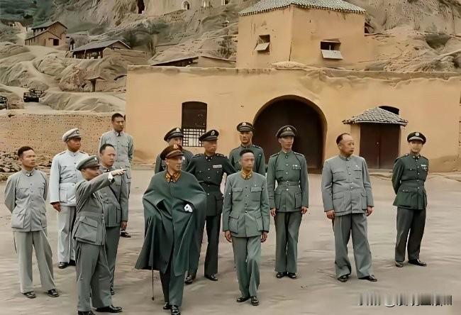 作为资本家代表的蒋介石，从骨子里瞧不起农民出身的教员。照片中，他带领一众国民