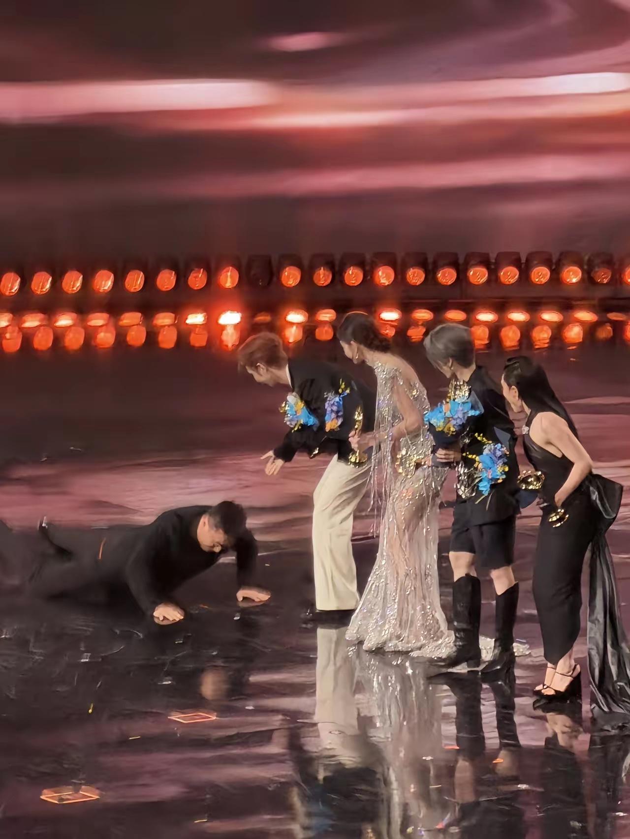 微博之夜最具有戏剧性的一幕……大麦总裁颁完奖在汪苏泷目前当场滑跪了。我试过