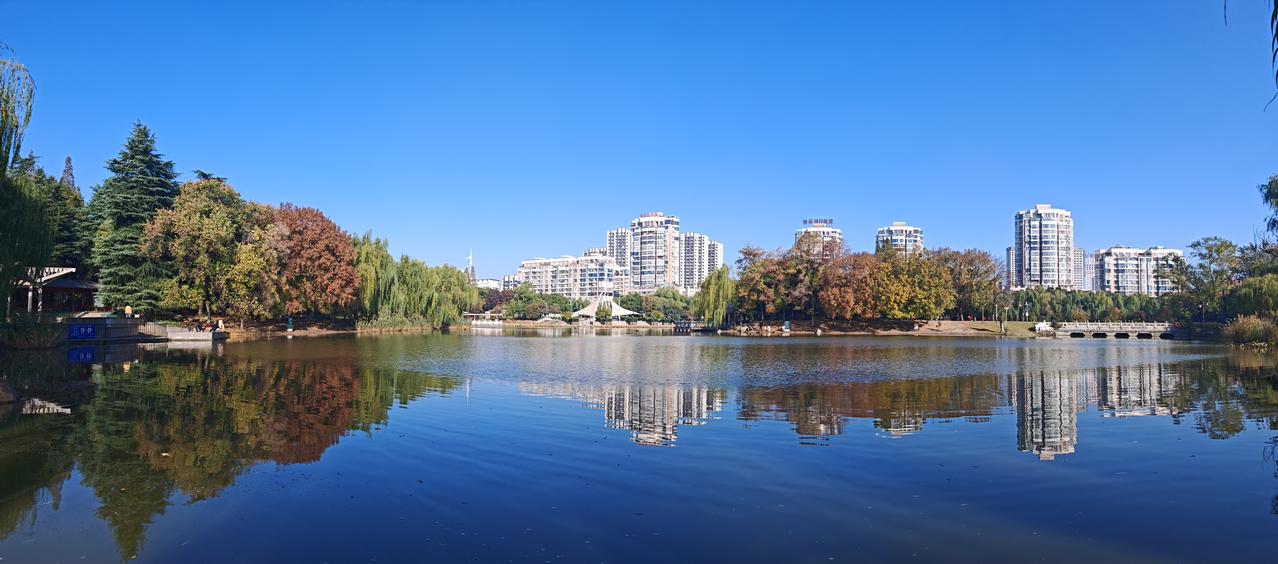 天蓝蓝水蓝蓝水天一色，这样的美景总能让人沉醉。就像云南腾冲，那里的天空湛蓝，湖水