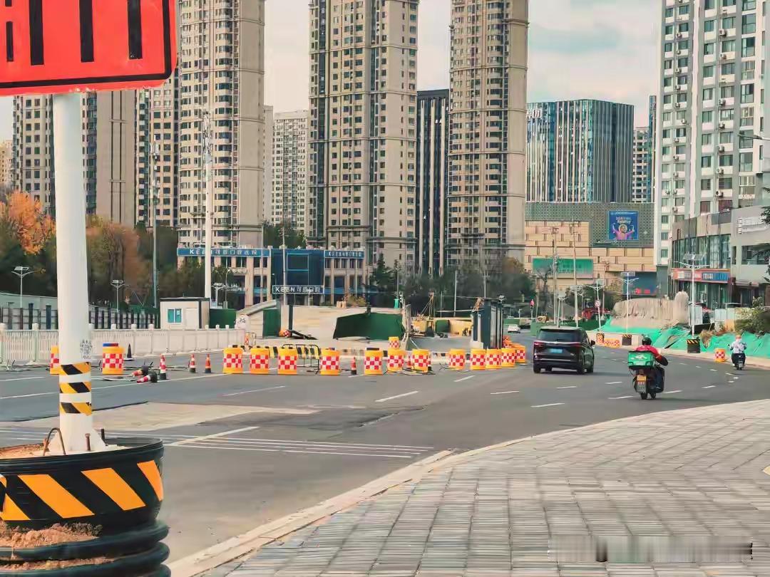 青岛华仁立交爆破重生！22年拥堵枷锁被砸碎，双山隧道打通南北动脉，市民惊呼：早高