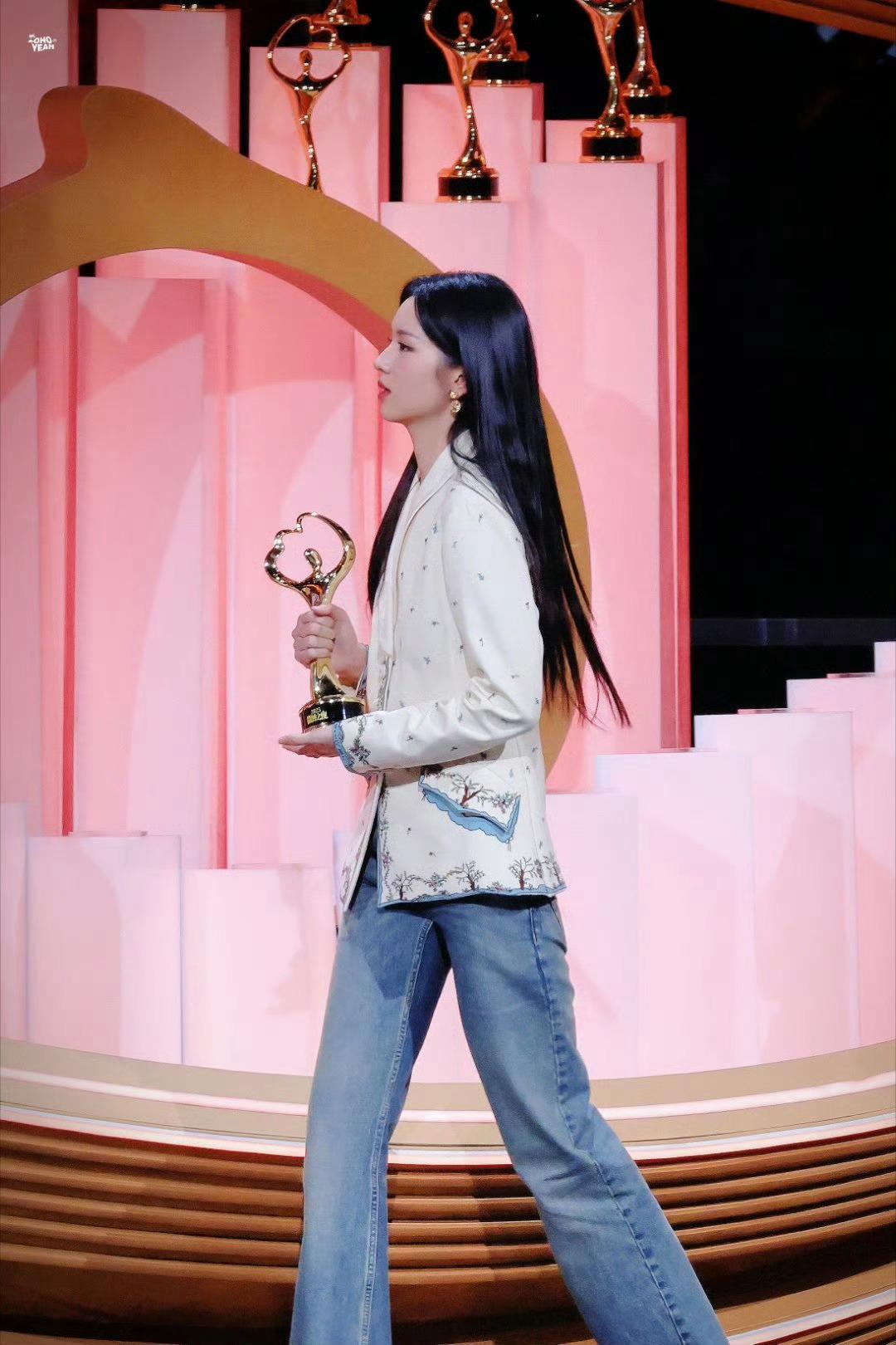 红毯必须穿礼服？周也用一条牛仔裤炸翻微博之夜！零下4度的北京夜里，微博之