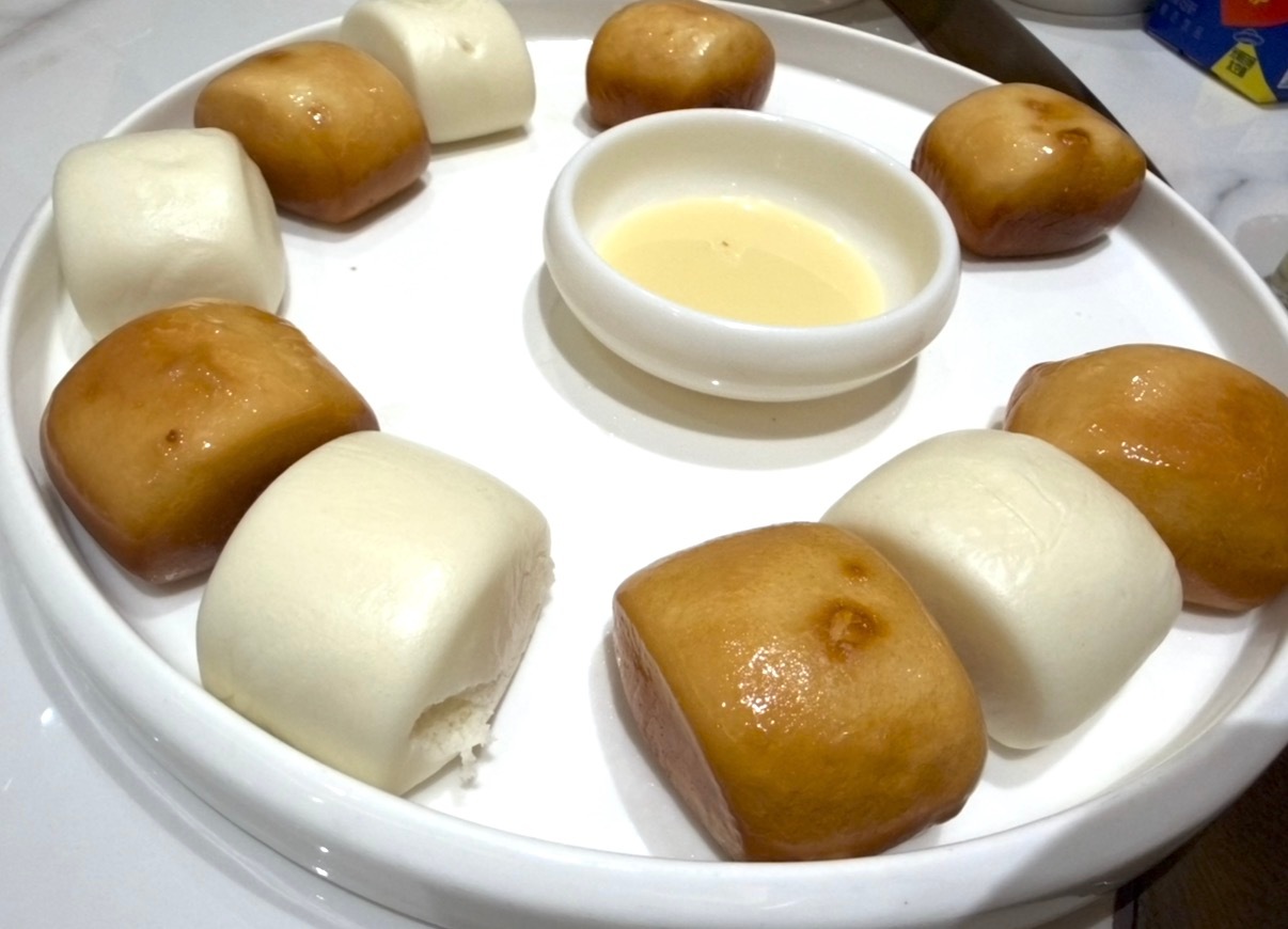 🔻晚饭点个金银馒头蘸炼乳吃。🔻这么好吃的。