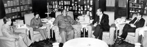 1972年，尼克松访华的先遣队把宾馆里的一种糖果吃得一颗不剩，临走时，连糖纸都想